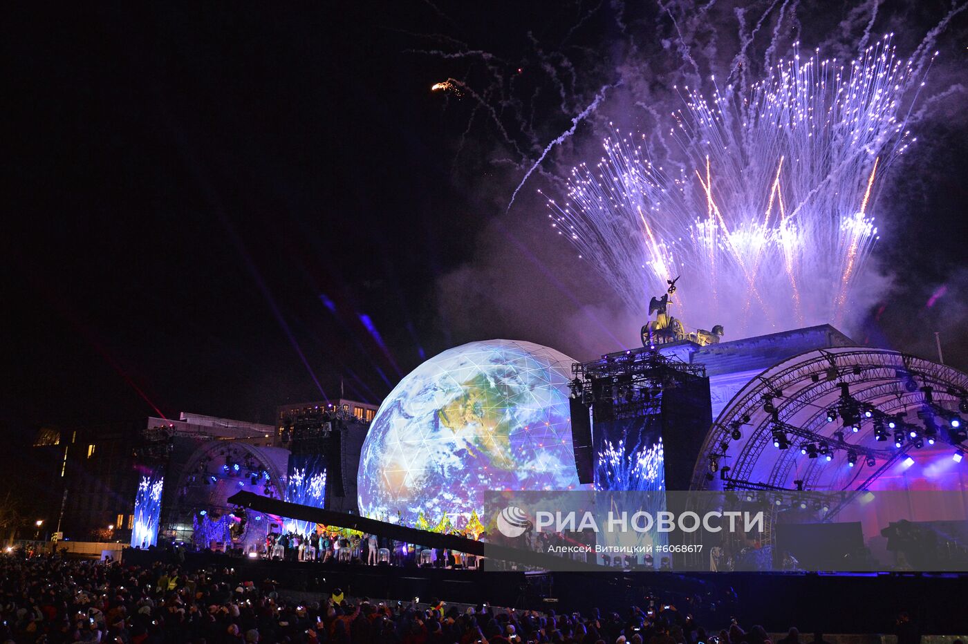 Салют во время концерта у Бранденбургских ворот в рамках мероприятий по случаю 30-летней годовщины падения Берлинской стены, ознаменовавшего воссоединение населения ФРГ и ГДР. Место: Германия, Берлин. Автор: Алексей Витвицкий/РИА Новости. Мероприятия по случаю 30-летней годовщины падения Берлинской стены