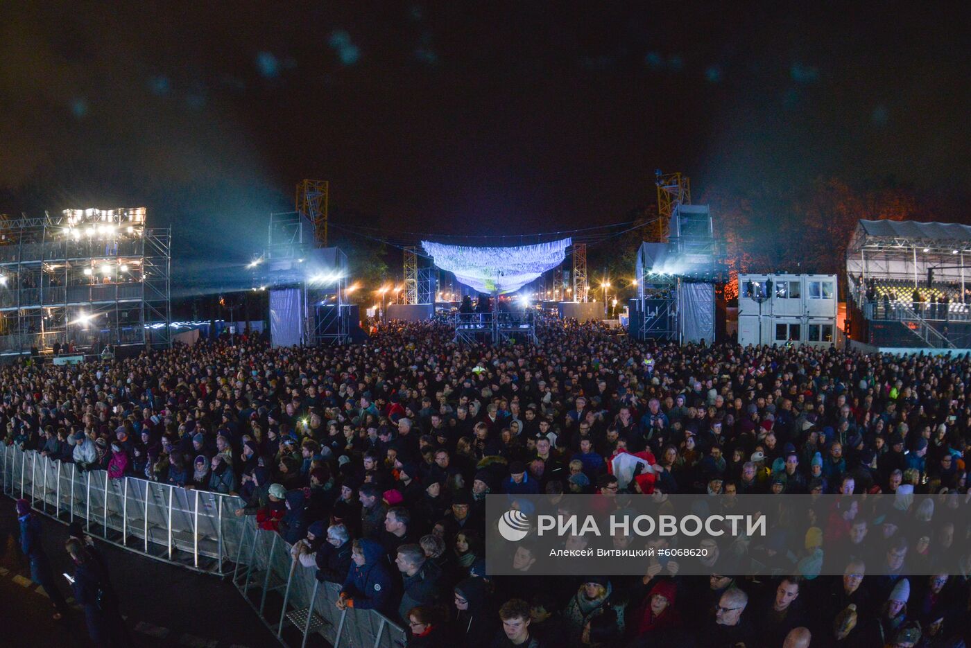Зрители на концерте у Бранденбургских ворот в рамках мероприятий по случаю 30-летней годовщины падения Берлинской стены, ознаменовавшего воссоединение населения ФРГ и ГДР. Место: Германия, Берлин. Автор: Алексей Витвицкий/РИА Новости. Мероприятия по случаю 30-летней годовщины падения Берлинской стены