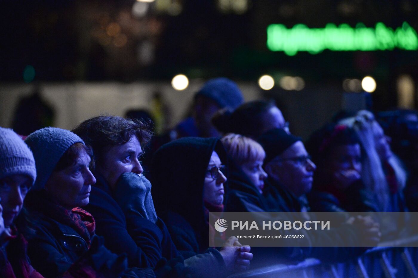 Зрители на концерте у Бранденбургских ворот в рамках мероприятий по случаю 30-летней годовщины падения Берлинской стены, ознаменовавшего воссоединение населения ФРГ и ГДР. Место: Германия, Берлин. Автор: Алексей Витвицкий/РИА Новости. Мероприятия по случаю 30-летней годовщины падения Берлинской стены