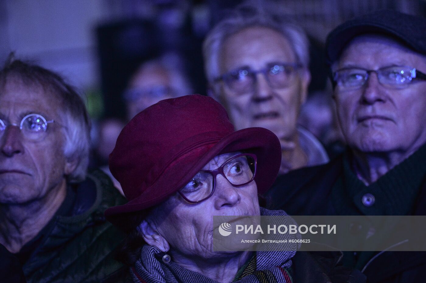 Зрители на концерте у Бранденбургских ворот в рамках мероприятий по случаю 30-летней годовщины падения Берлинской стены, ознаменовавшего воссоединение населения ФРГ и ГДР. Место: Германия, Берлин. Автор: Алексей Витвицкий/РИА Новости. Мероприятия по случаю 30-летней годовщины падения Берлинской стены