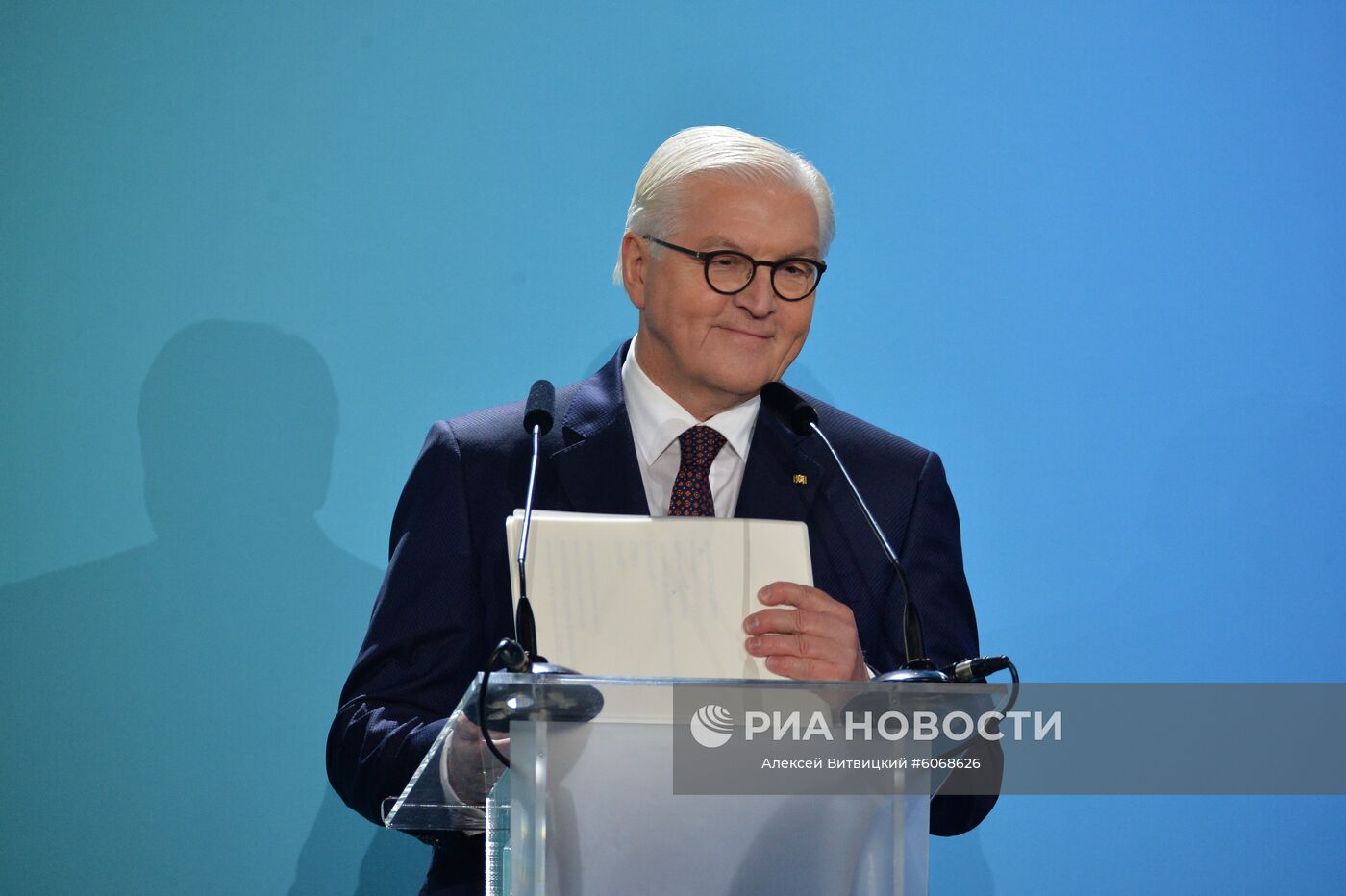Министр иностранных дел ФРГ Франк-Вальтер Штайнмайер выступает на концерте у Бранденбургских ворот в рамках мероприятий по случаю 30-летней годовщины падения Берлинской стены, ознаменовавшего воссоединение населения ФРГ и ГДР. Место: Германия, Берлин. Автор: Алексей Витвицкий/РИА Новости. Мероприятия по случаю 30-летней годовщины падения Берлинской стены