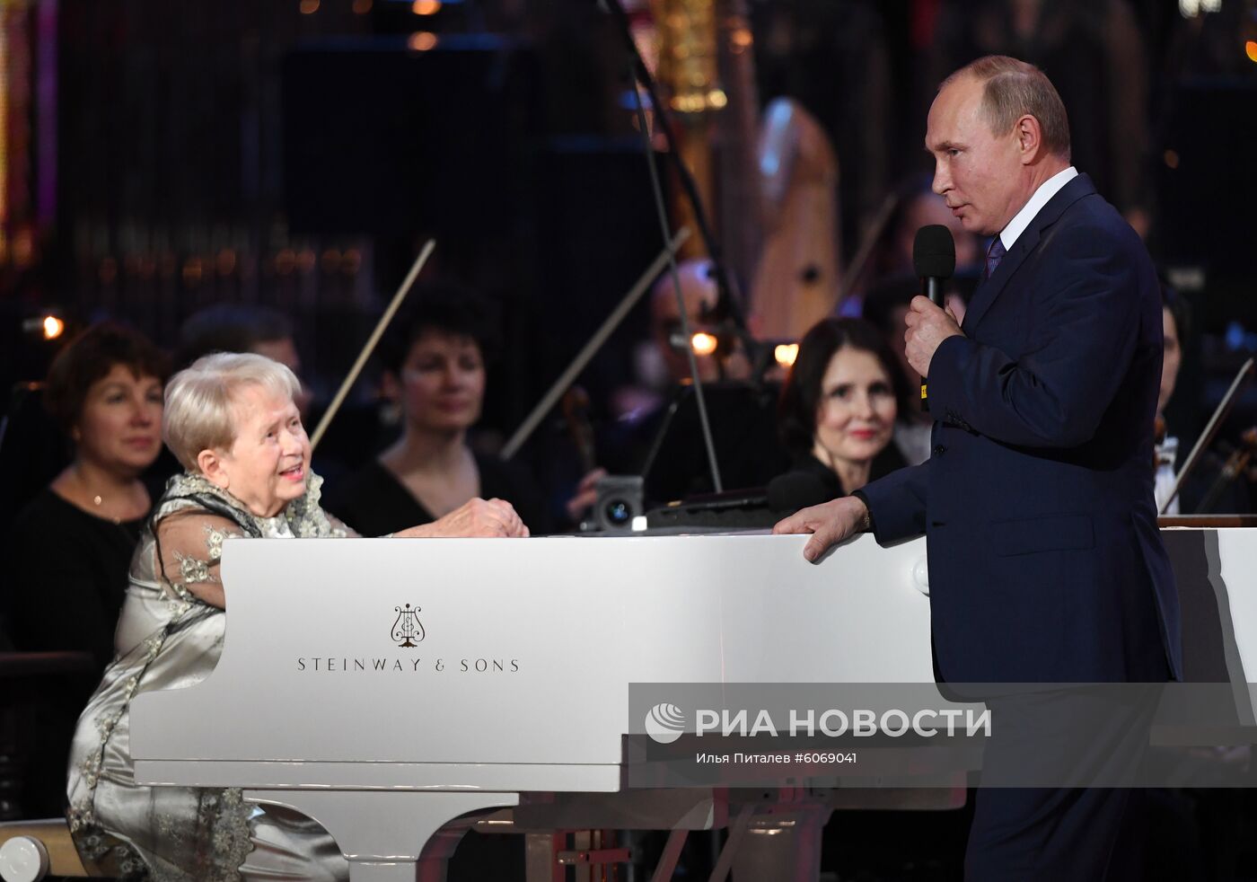 Президент РФ В. Путин посетил юбилейный вечер А. Пахмутовой