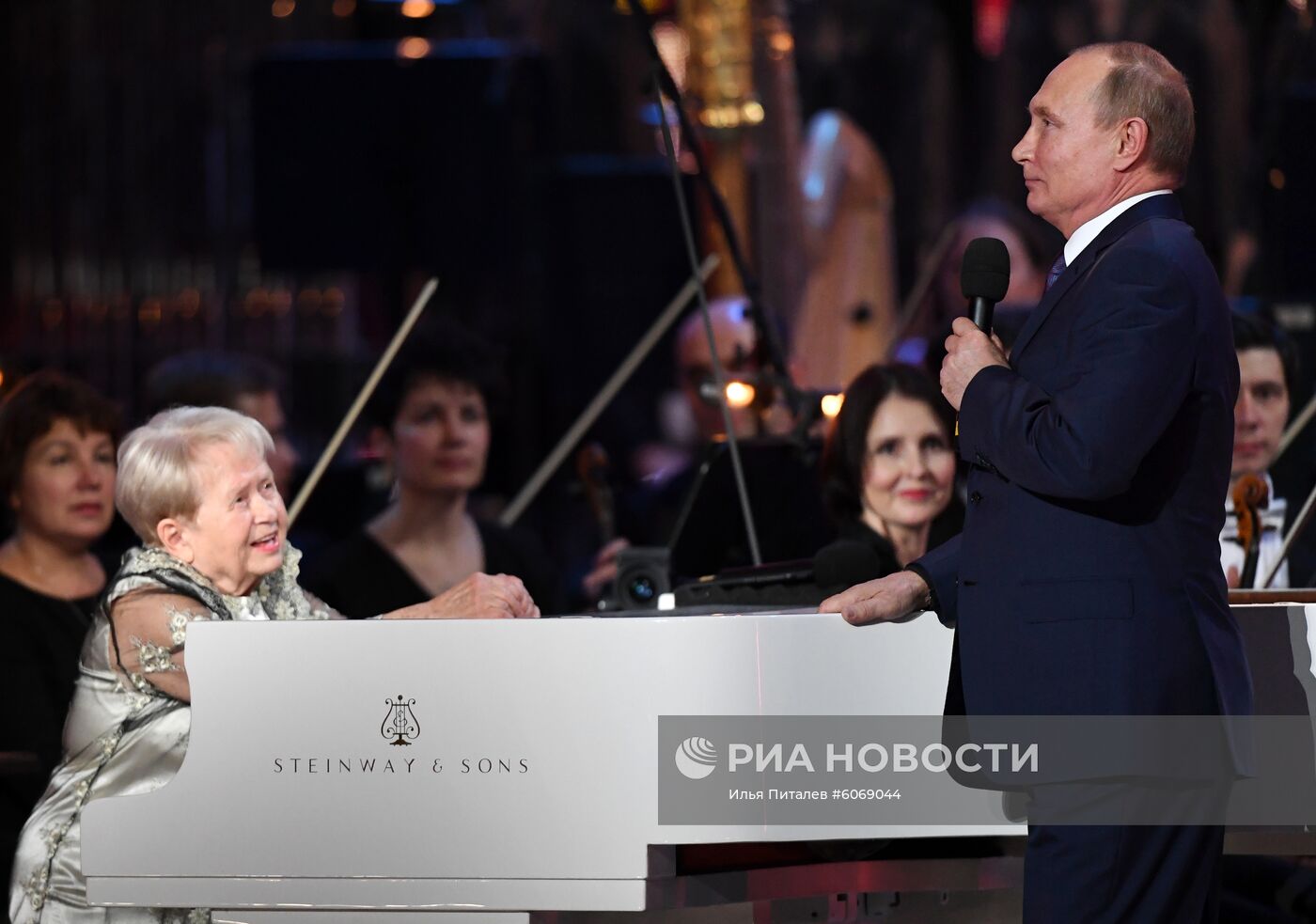 Президент РФ В. Путин посетил юбилейный вечер А. Пахмутовой