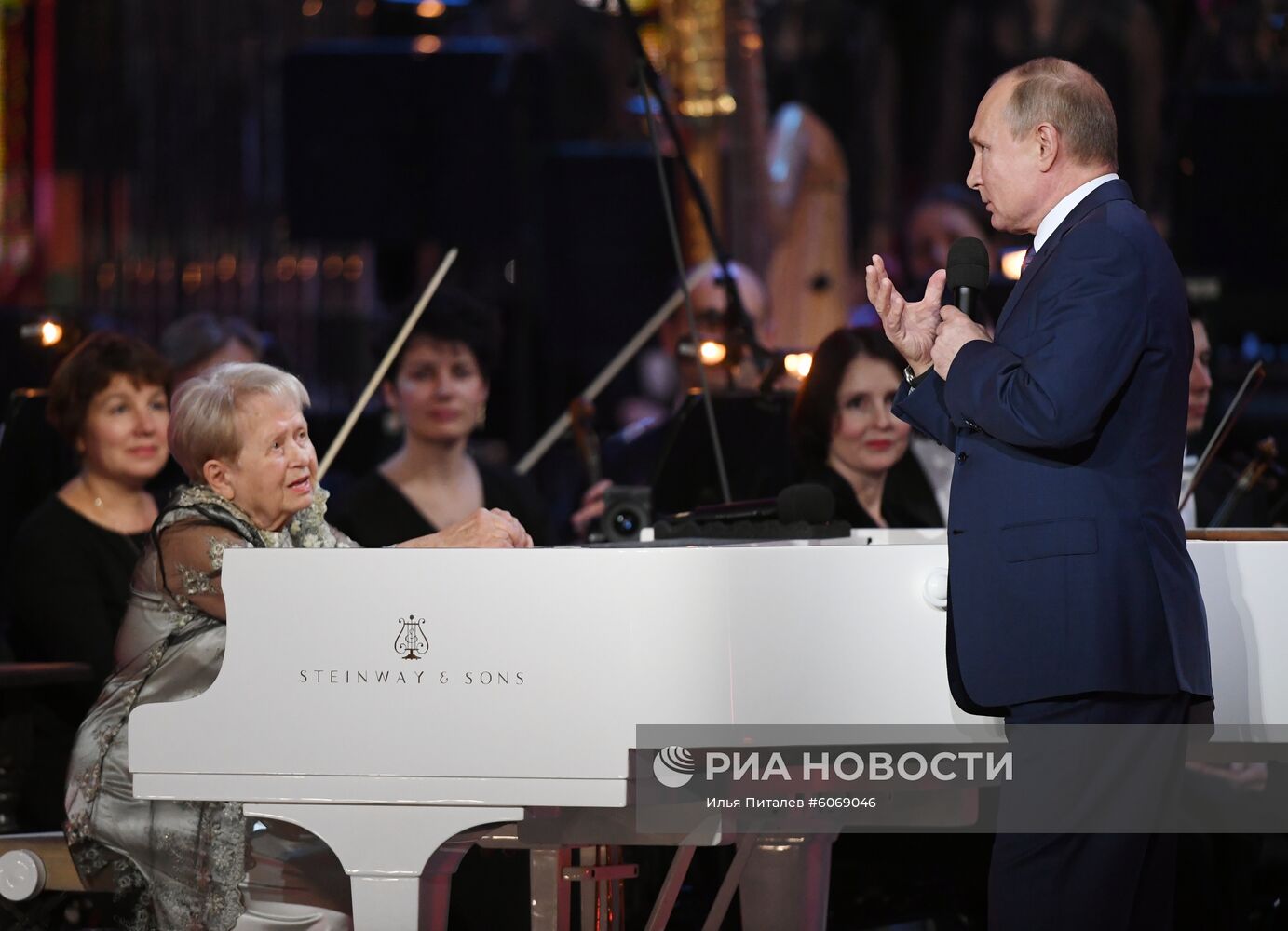 Президент РФ В. Путин посетил юбилейный вечер А. Пахмутовой