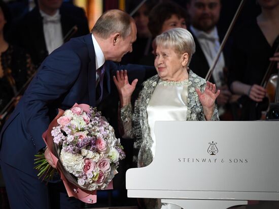 Президент РФ В. Путин посетил юбилейный вечер А. Пахмутовой