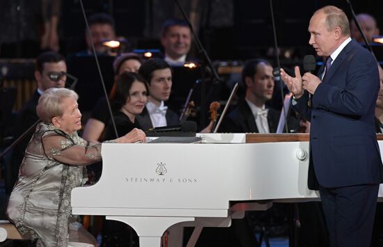 Президент РФ В. Путин посетил юбилейный вечер А. Пахмутовой