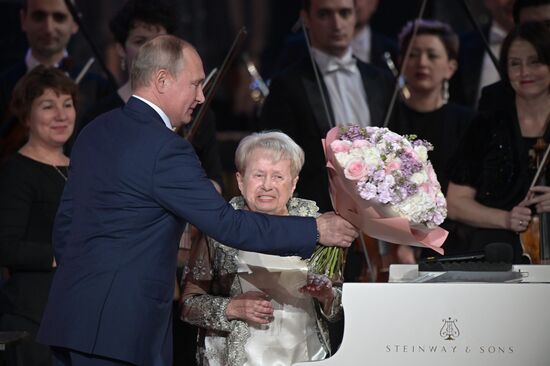 Президент РФ В. Путин посетил юбилейный вечер А. Пахмутовой