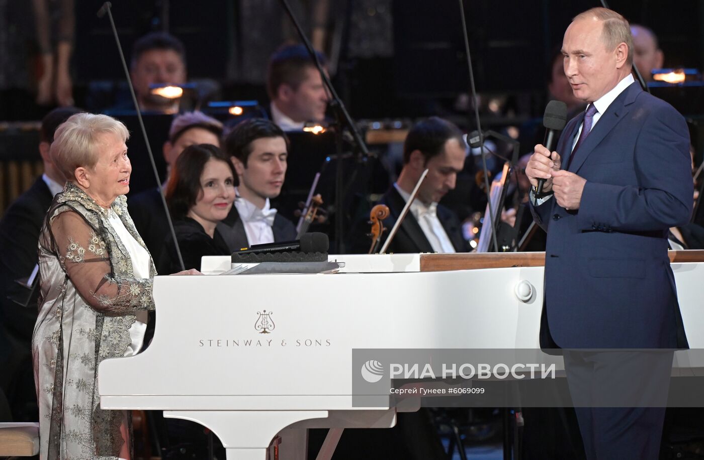 Президент РФ В. Путин посетил юбилейный вечер А. Пахмутовой