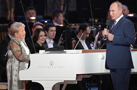 Президент РФ В. Путин посетил юбилейный вечер А. Пахмутовой
