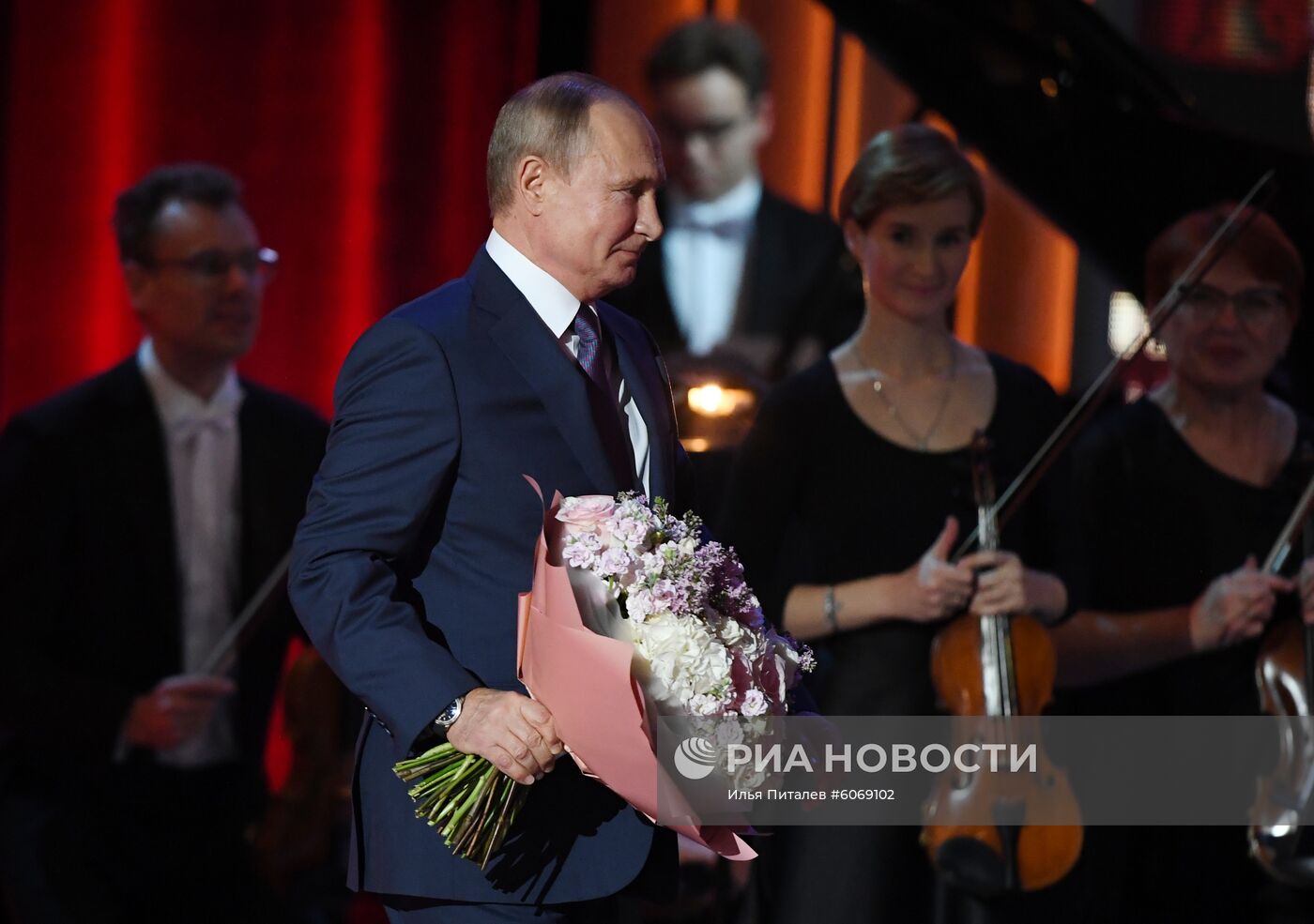 Президент РФ В. Путин посетил юбилейный вечер А. Пахмутовой