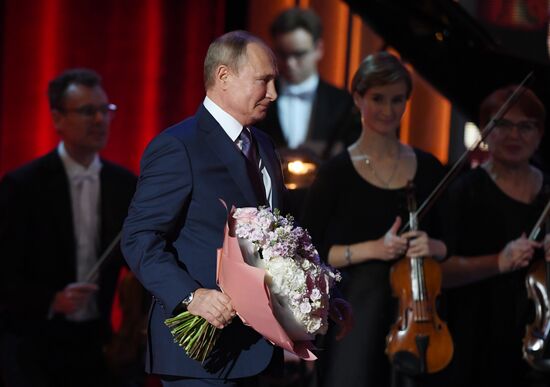 Президент РФ В. Путин посетил юбилейный вечер А. Пахмутовой