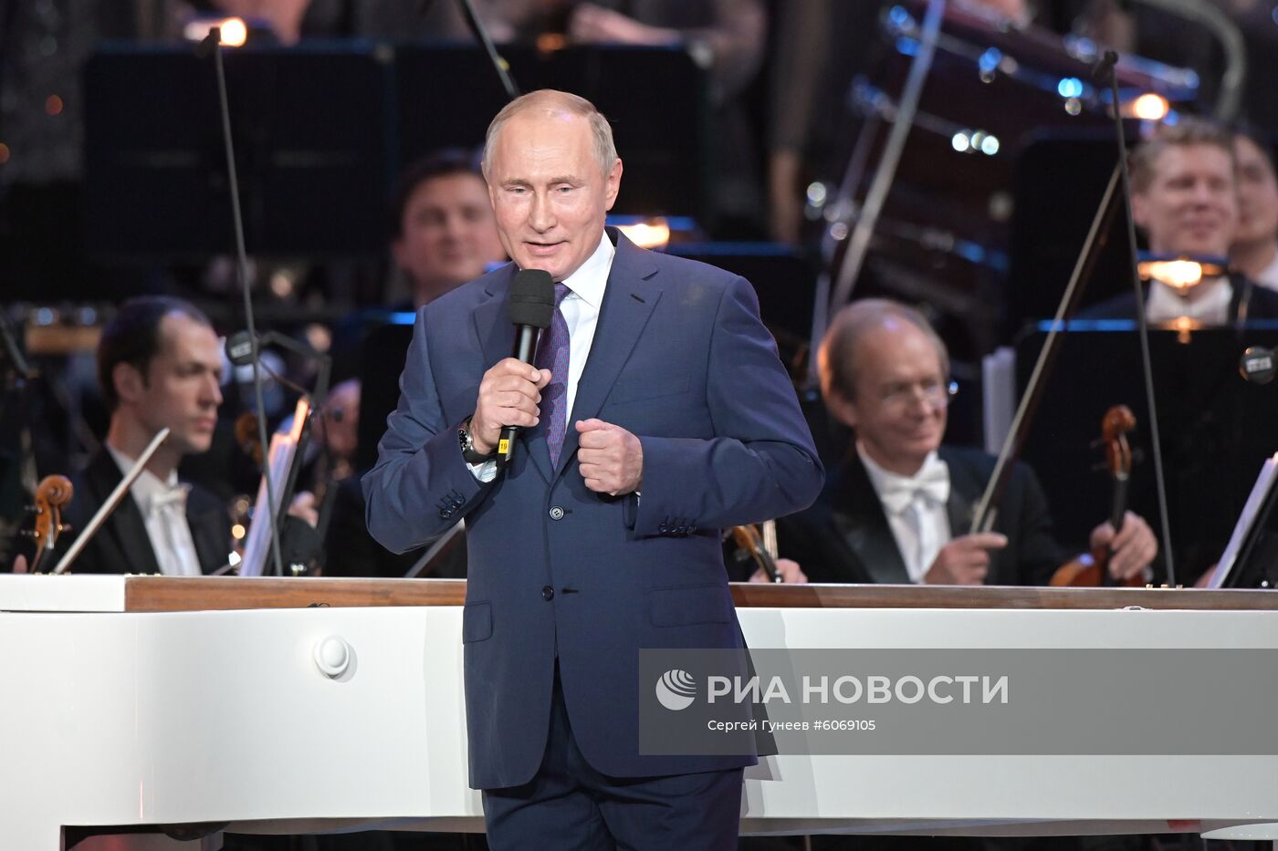 Президент РФ В. Путин посетил юбилейный вечер А. Пахмутовой