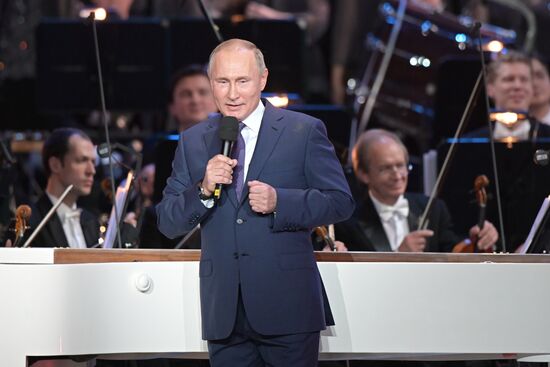 Президент РФ В. Путин посетил юбилейный вечер А. Пахмутовой