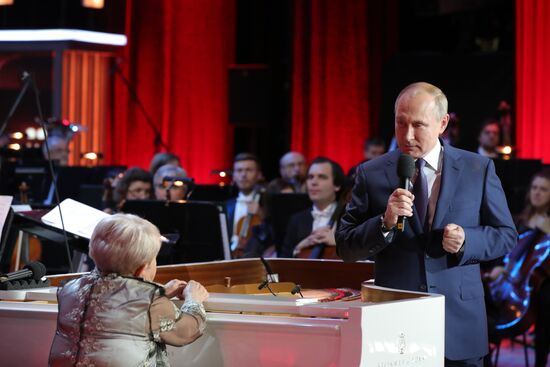 Президент РФ В. Путин посетил юбилейный вечер А. Пахмутовой