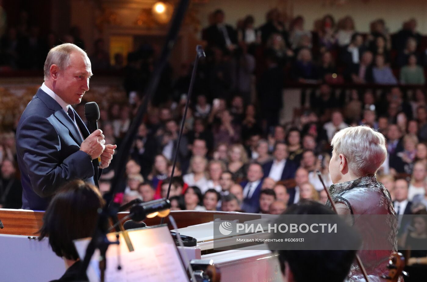 Президент РФ В. Путин посетил юбилейный вечер А. Пахмутовой