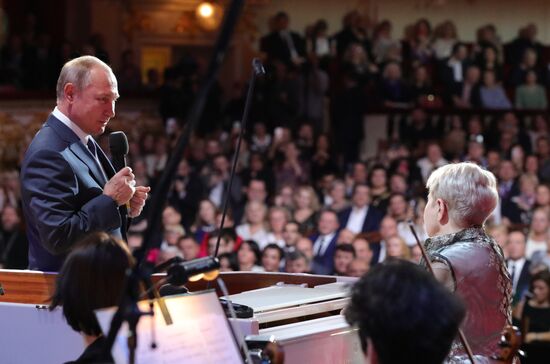 Президент РФ В. Путин посетил юбилейный вечер А. Пахмутовой