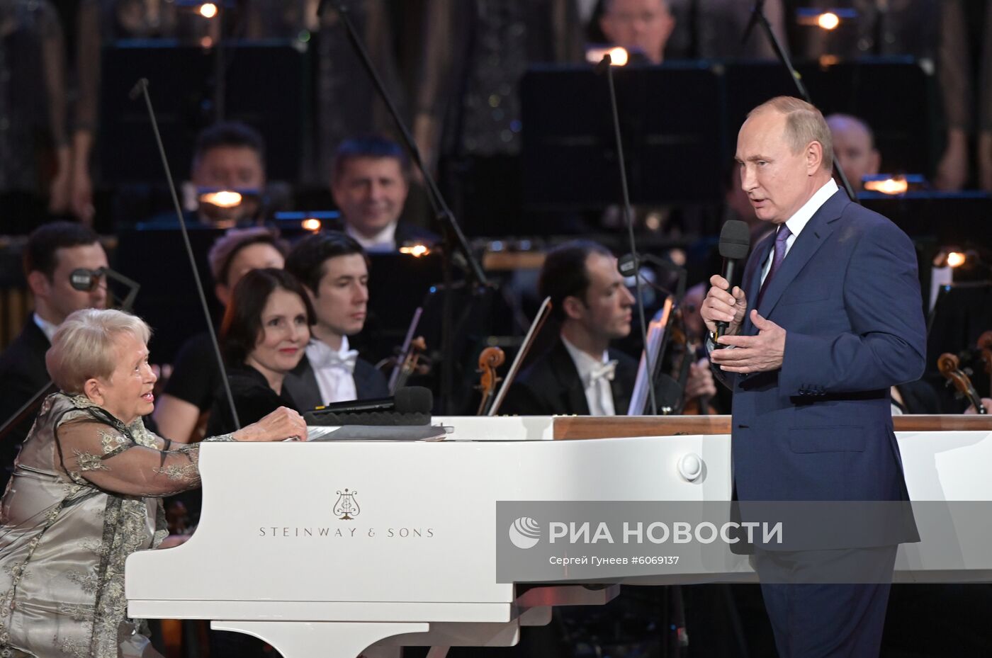 Президент РФ В. Путин посетил юбилейный вечер А. Пахмутовой