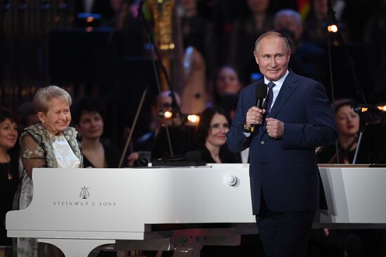 Президент РФ В. Путин посетил юбилейный вечер А. Пахмутовой