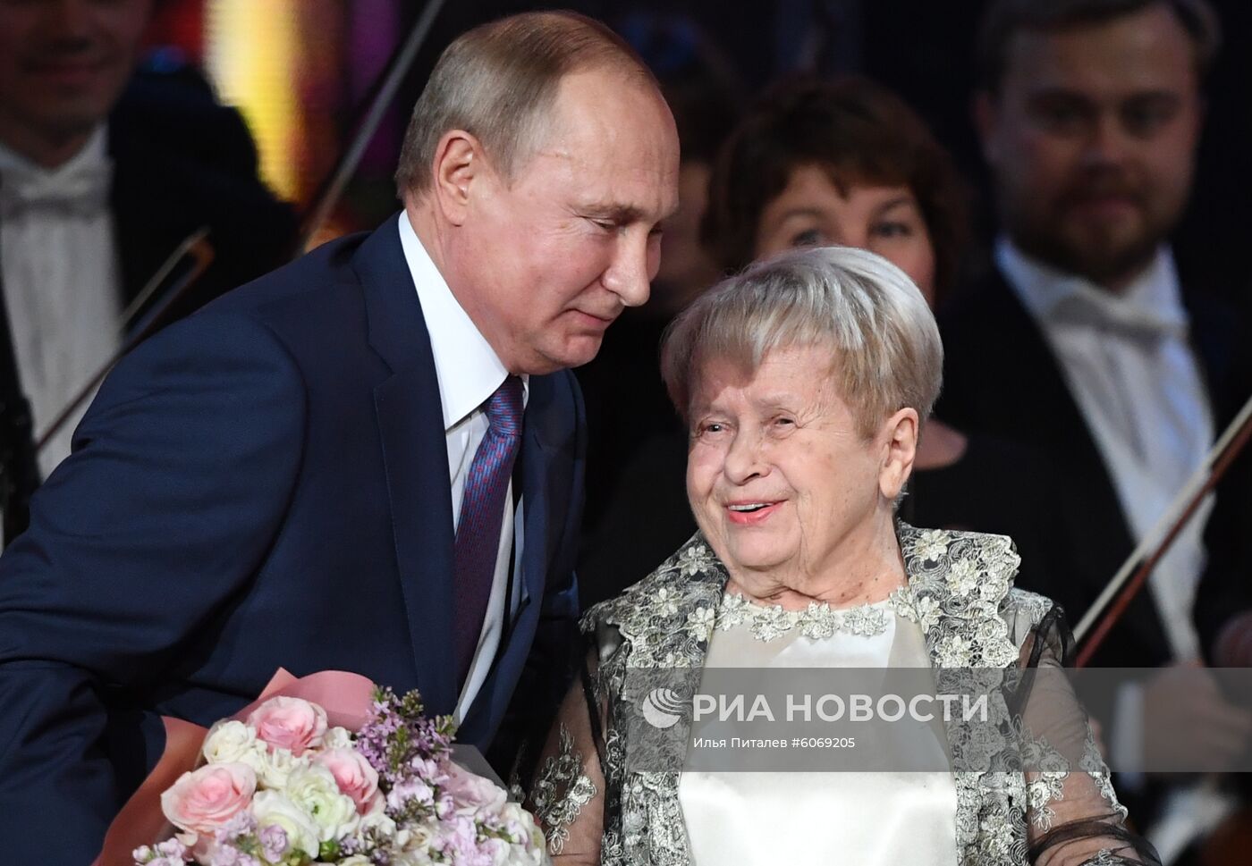Президент РФ В. Путин посетил юбилейный вечер А. Пахмутовой
