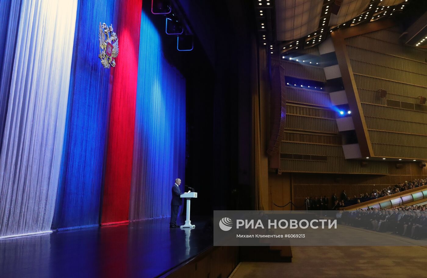 Президент РФ В. Путин принял участие в торжественном вечере ко Дню сотрудника органов внутренних дел РФ