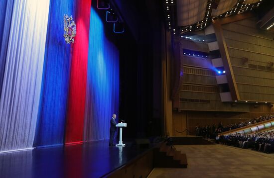 Президент РФ В. Путин принял участие в торжественном вечере ко Дню сотрудника органов внутренних дел РФ