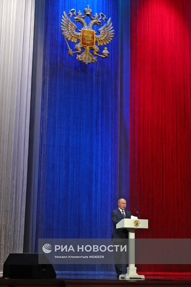 Президент РФ В. Путин принял участие в торжественном вечере ко Дню сотрудника органов внутренних дел РФ