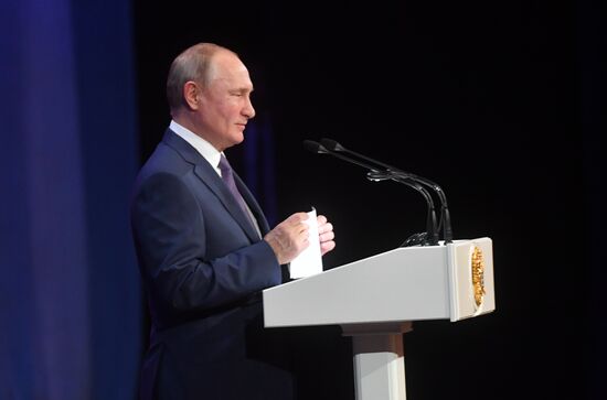 Президент РФ В. Путин принял участие в торжественном вечере ко Дню сотрудника органов внутренних дел РФ