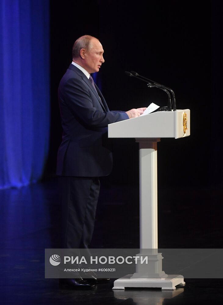 Президент РФ В. Путин принял участие в торжественном вечере ко Дню сотрудника органов внутренних дел РФ