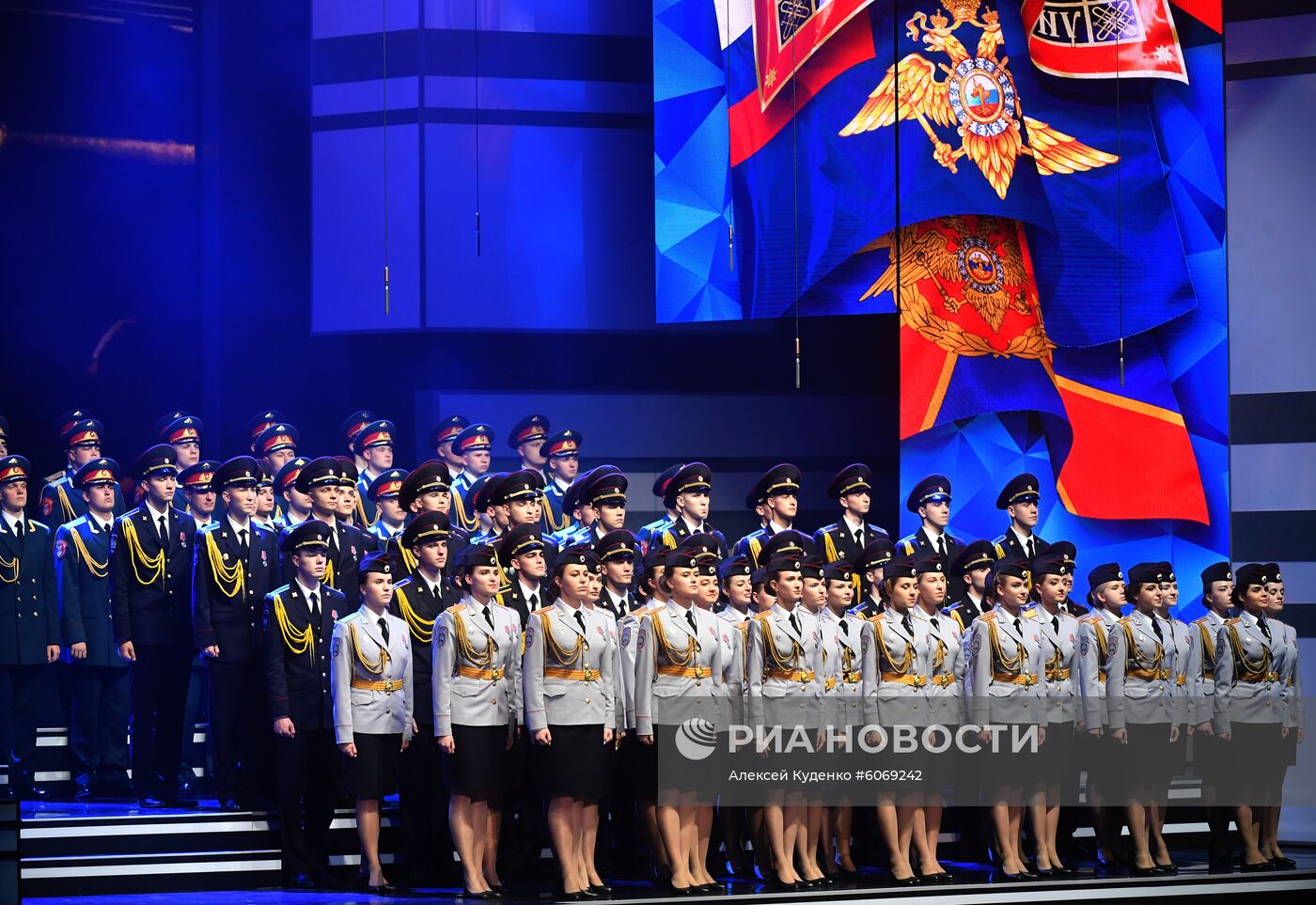 Президент РФ В. Путин принял участие в торжественном вечере ко Дню сотрудника органов внутренних дел РФ