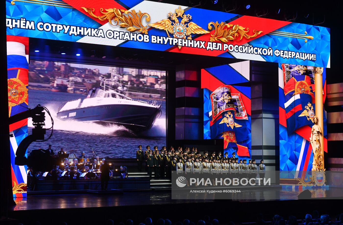 Президент РФ В. Путин принял участие в торжественном вечере ко Дню сотрудника органов внутренних дел РФ