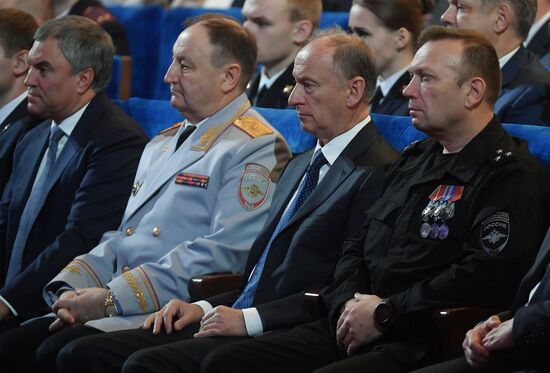 Президент РФ В. Путин принял участие в торжественном вечере ко Дню сотрудника органов внутренних дел РФ