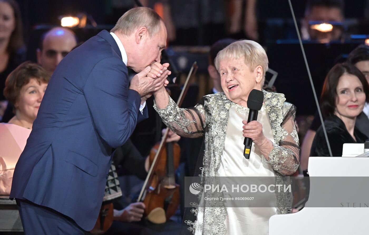 Президент РФ В. Путин посетил юбилейный вечер А. Пахмутовой