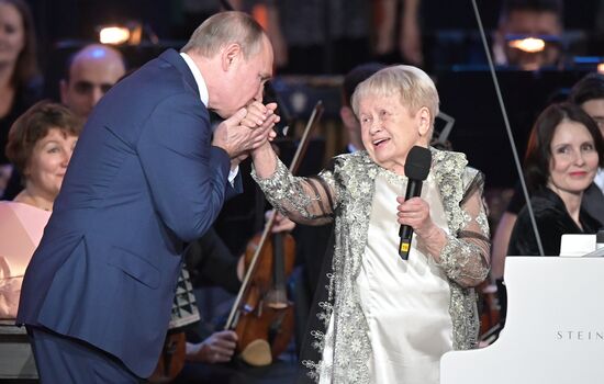 Президент РФ В. Путин посетил юбилейный вечер А. Пахмутовой