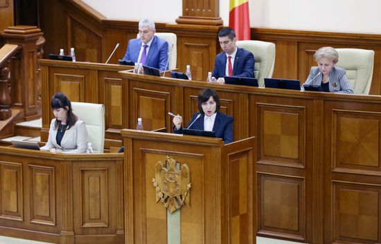 Парламент Молдавии отправил в отставку правительство М. Санду