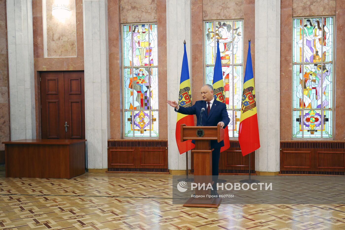 Парламент Молдавии отправил в отставку правительство М. Санду