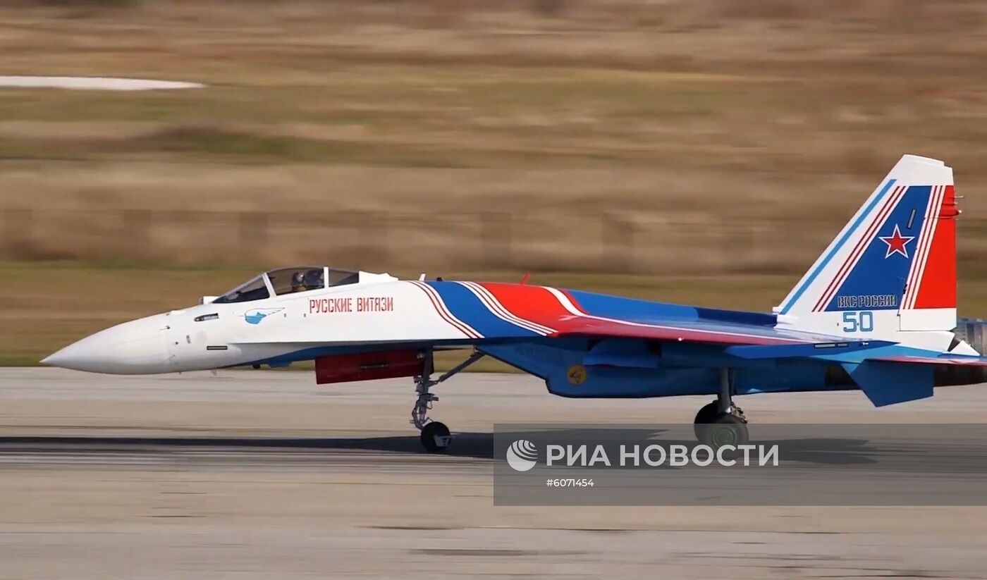 Пилотажная группа "Русские витязи" получила новые истребители Су-35С