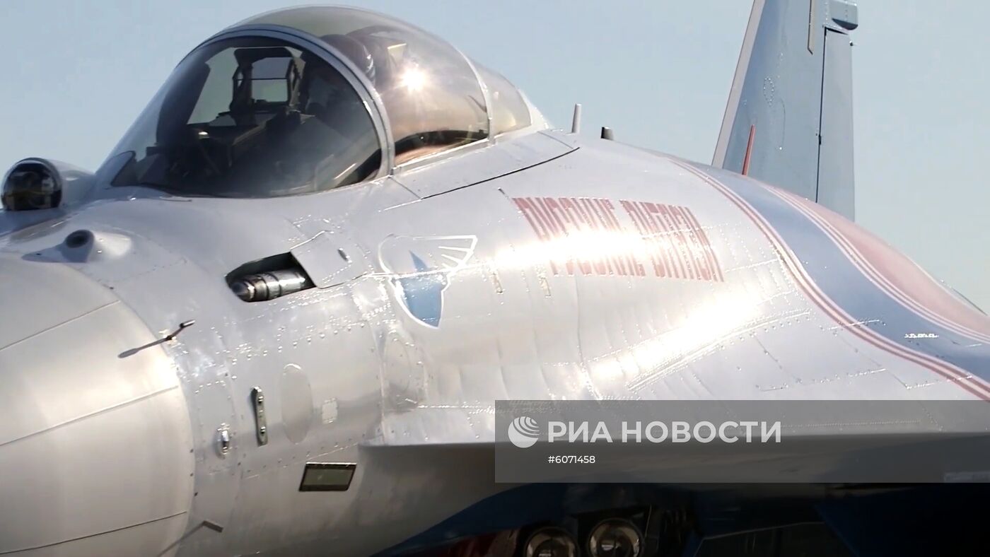 Пилотажная группа "Русские витязи" получила новые истребители Су-35С