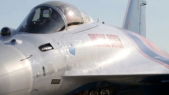 Пилотажная группа "Русские витязи" получила новые истребители Су-35С