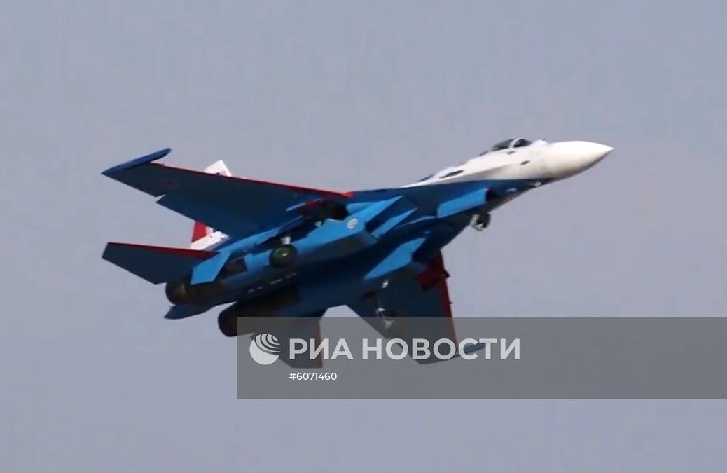 Пилотажная группа "Русские витязи" получила новые истребители Су-35С