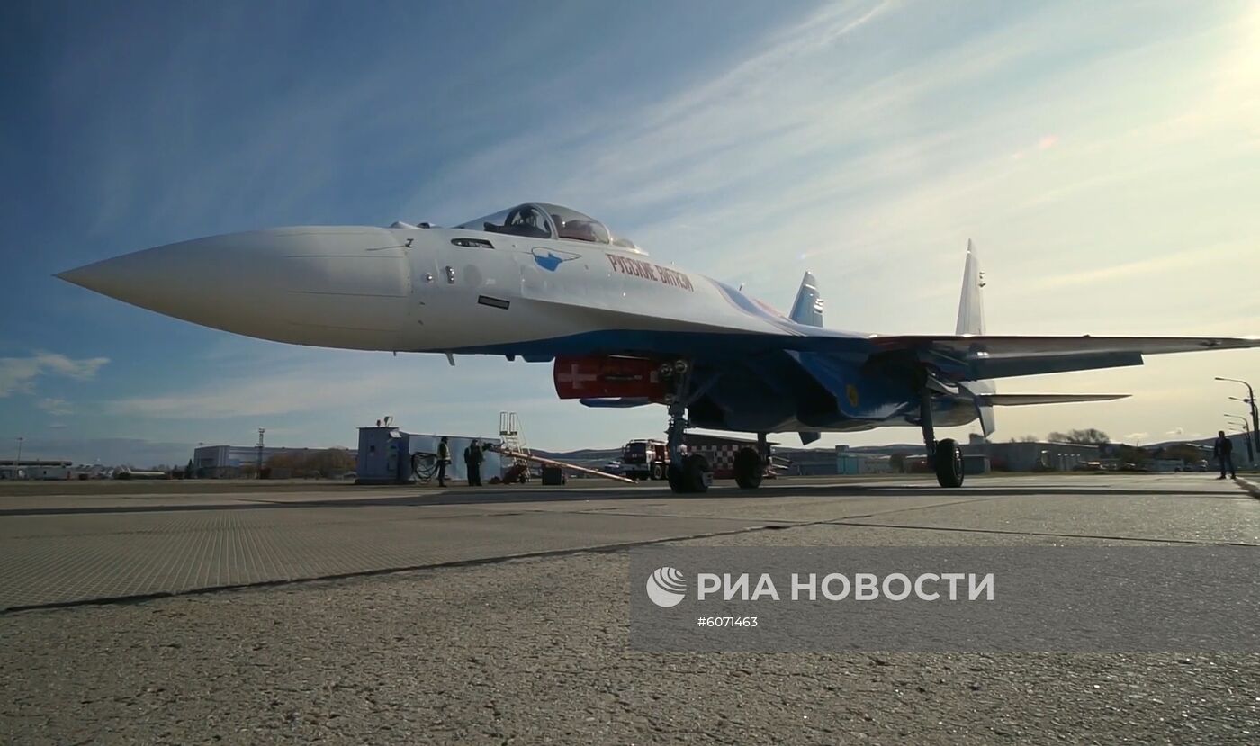 Пилотажная группа "Русские витязи" получила новые истребители Су-35С