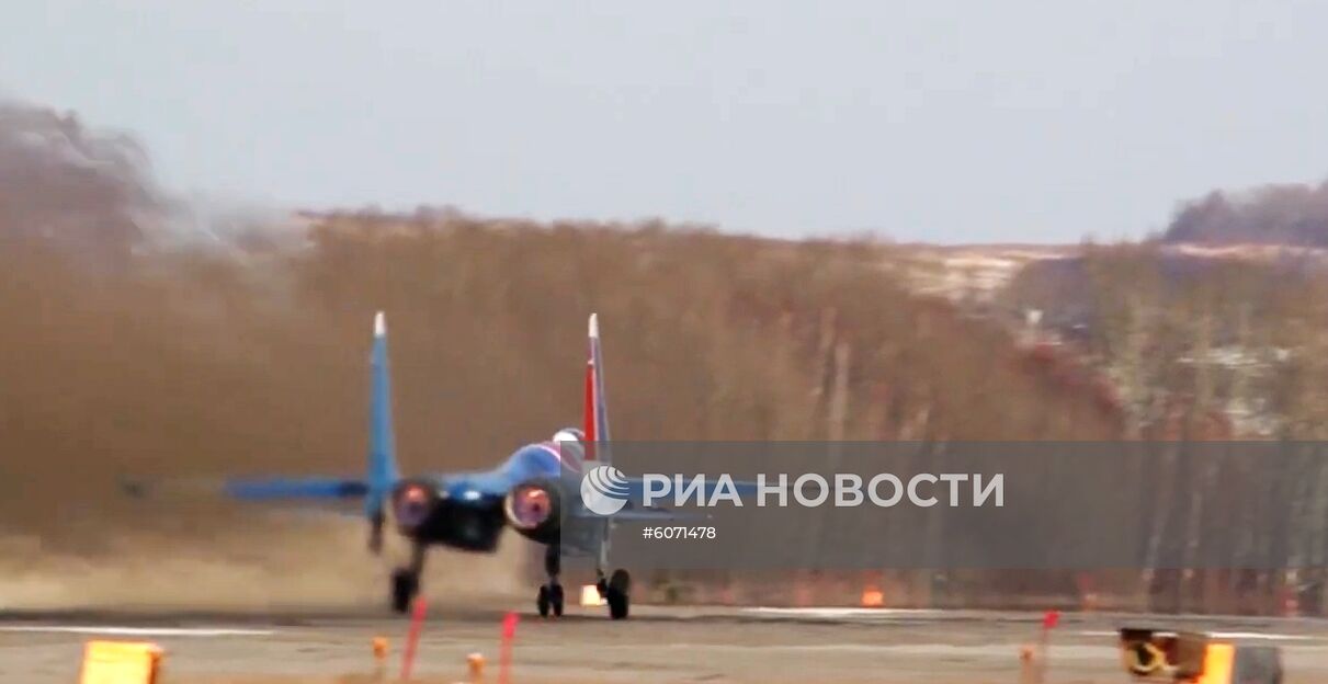 Пилотажная группа "Русские витязи" получила новые истребители Су-35С