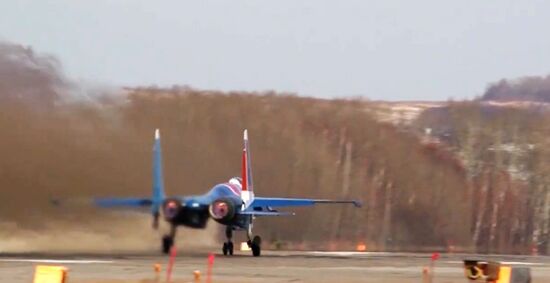 Пилотажная группа "Русские витязи" получила новые истребители Су-35С