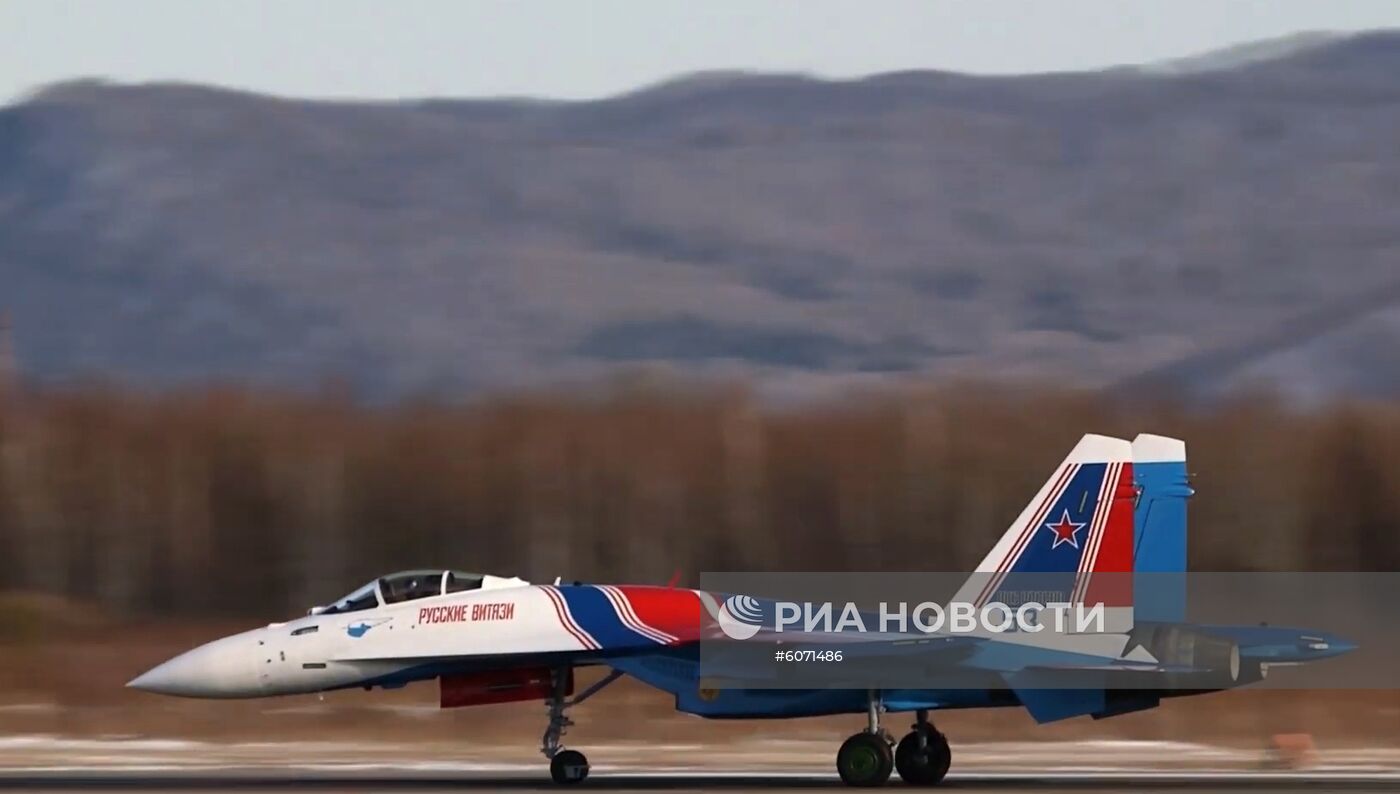 Пилотажная группа "Русские витязи" получила новые истребители Су-35С