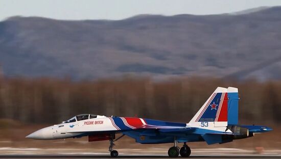 Пилотажная группа "Русские витязи" получила новые истребители Су-35С