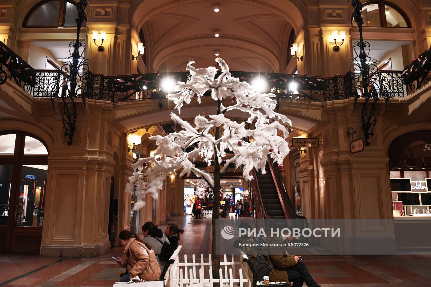 Новогоднее оформление торгового центра ГУМ в Москве