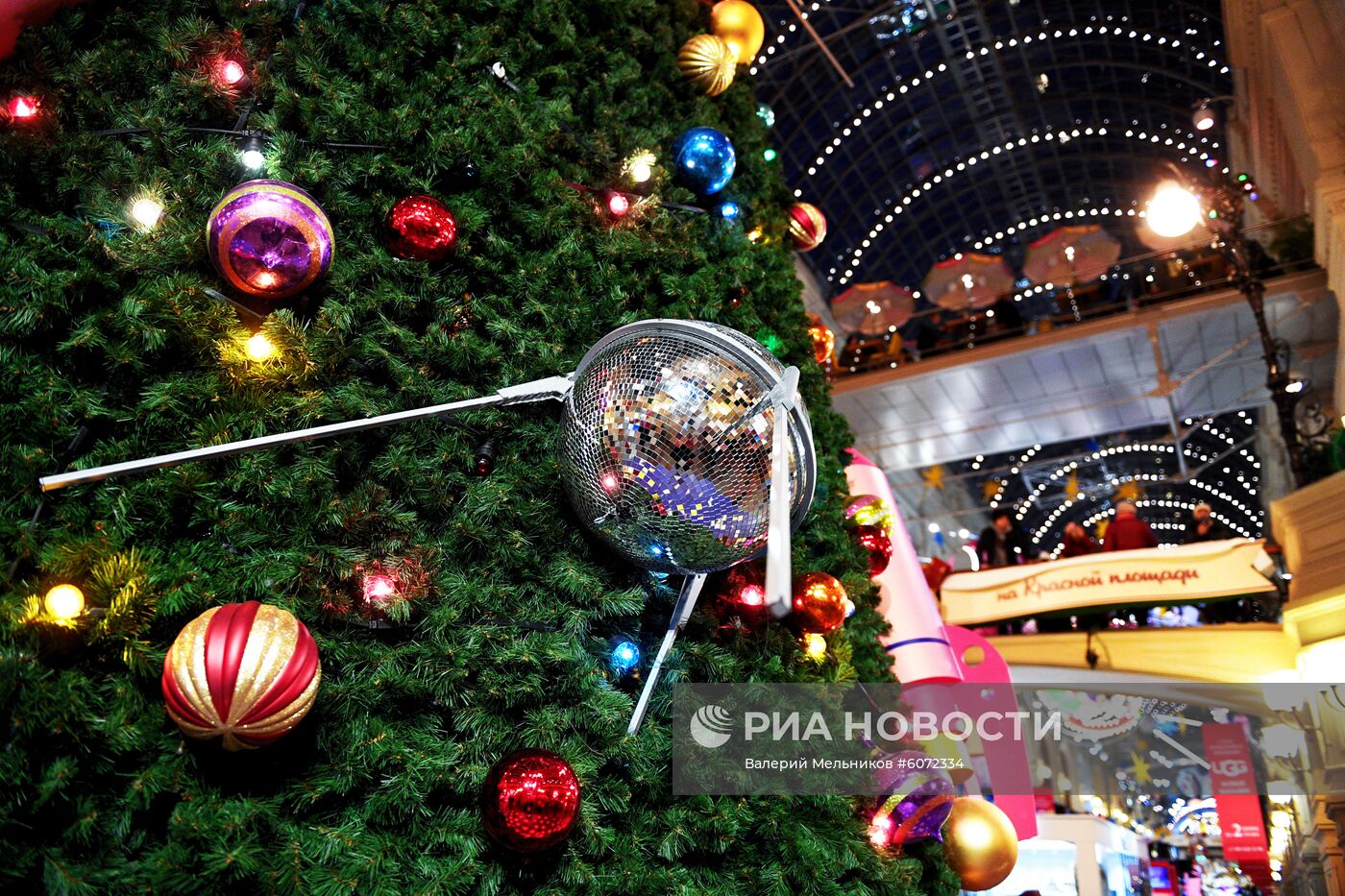 Новогоднее оформление торгового центра ГУМ в Москве