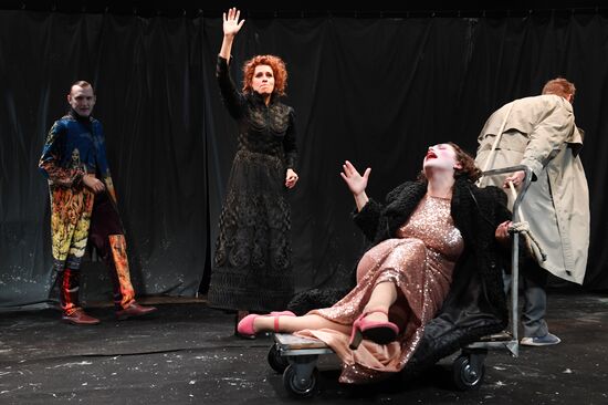 Спектакль "Светит, да не греет" в театре им. М. Н. Ермоловой