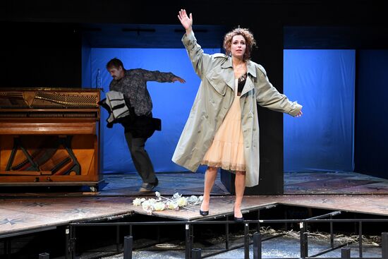 Спектакль "Светит, да не греет" в театре им. М. Н. Ермоловой