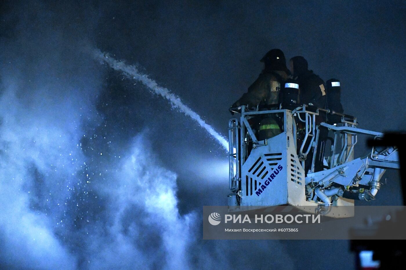 Тушение пожара на цветочным складе в Москве