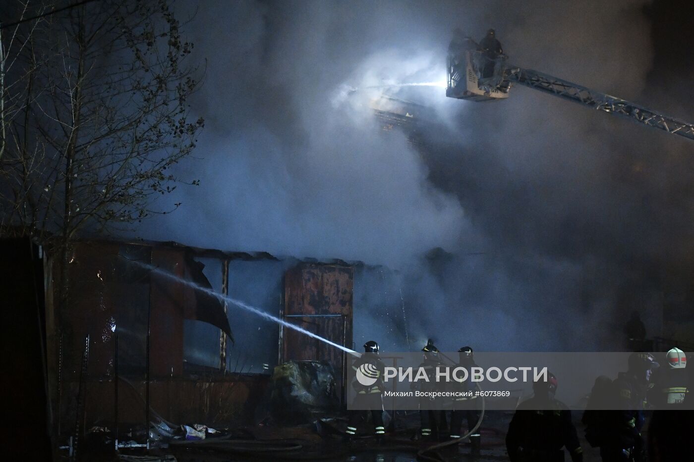 Тушение пожара на цветочным складе в Москве